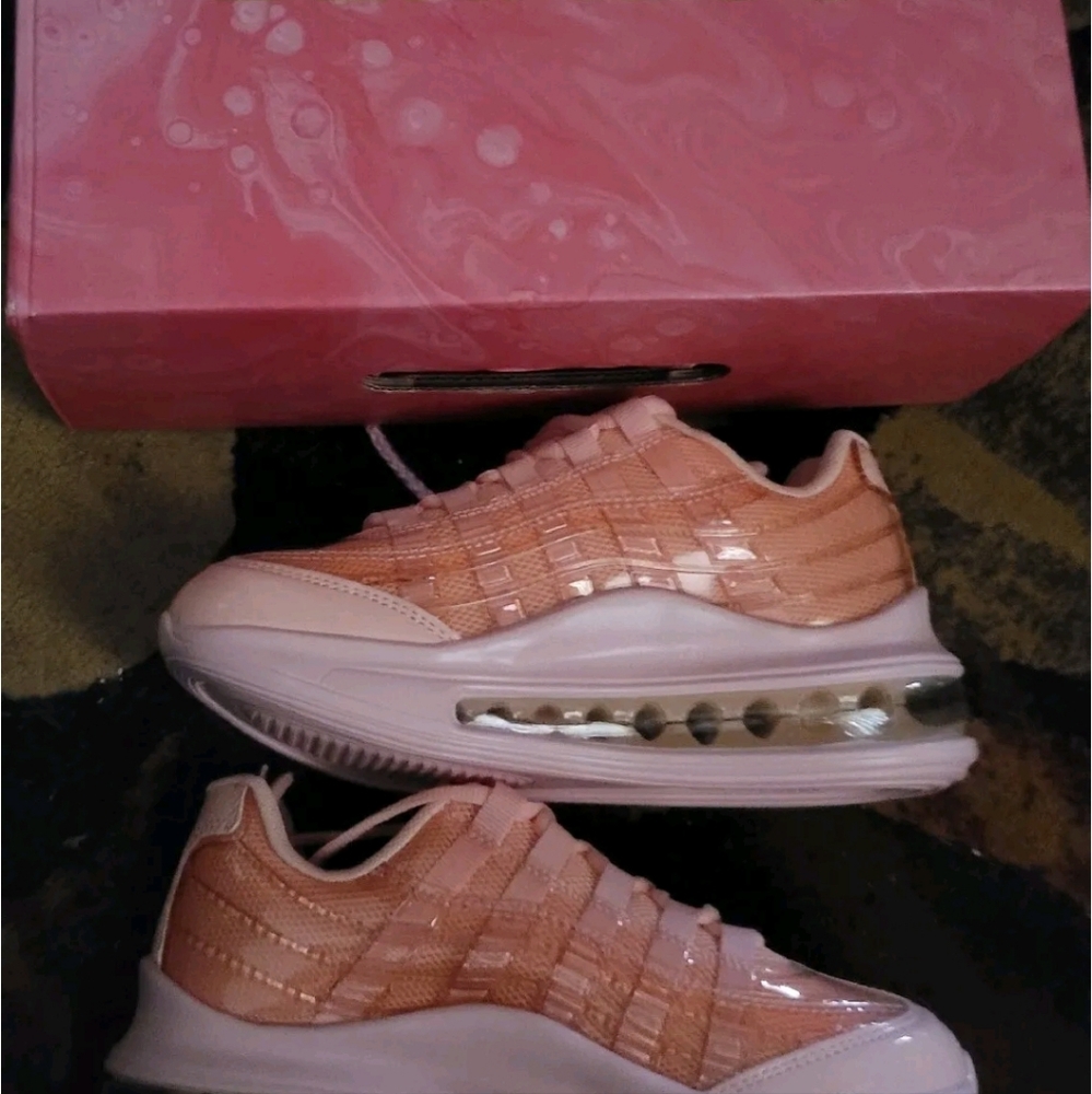 NEW IN BOX BERNESS WOMENS PINK SNEAKERS SHOES SIZE 6
